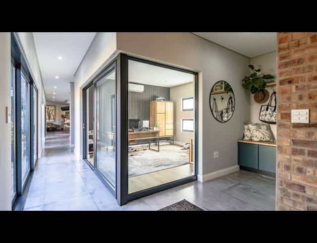 5 BEDROOM FREEHOLD FOR SALE IN MIDSTREAM HEIGHTS